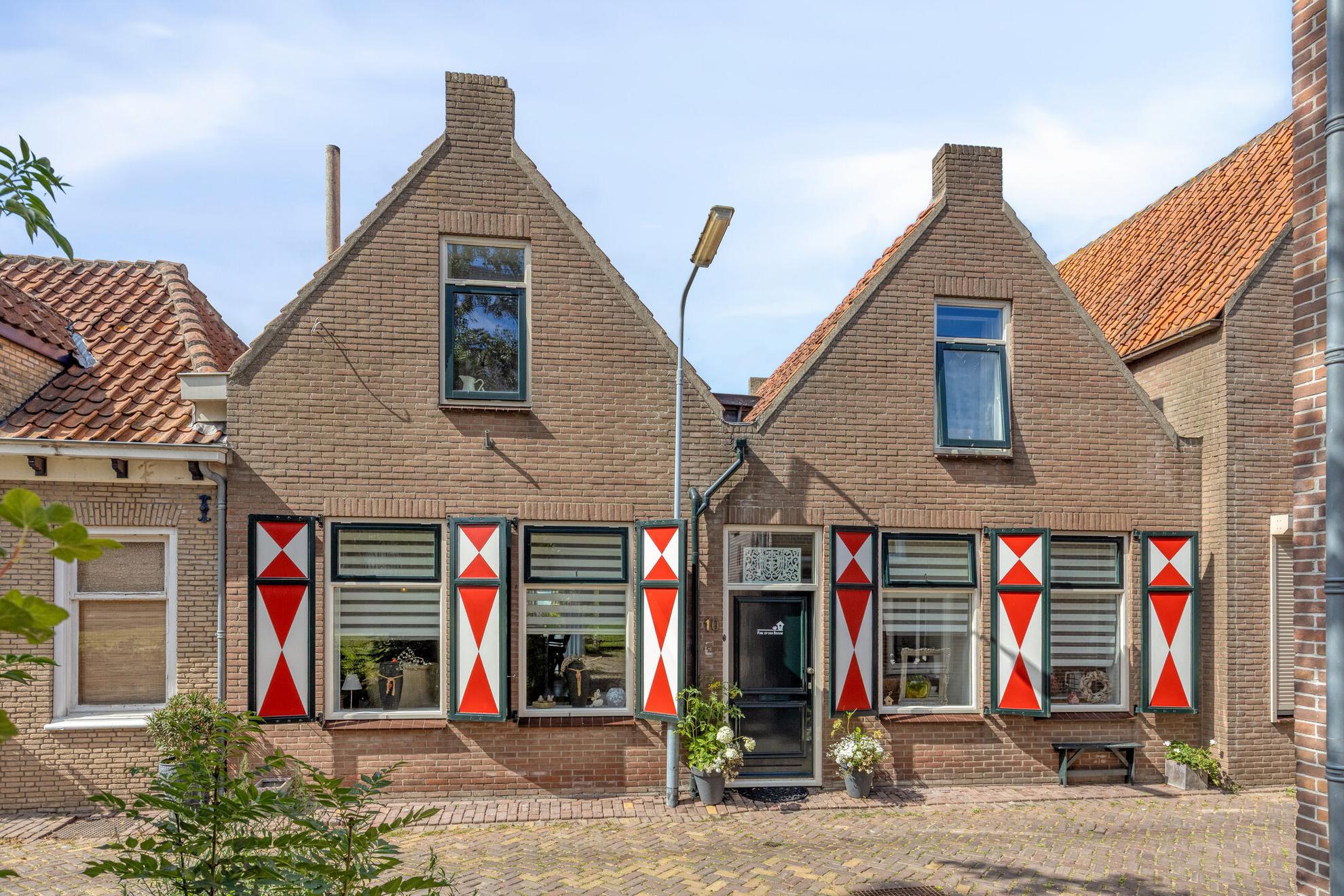 Huis Oudestraat 10 in Sint-Maartensdijk