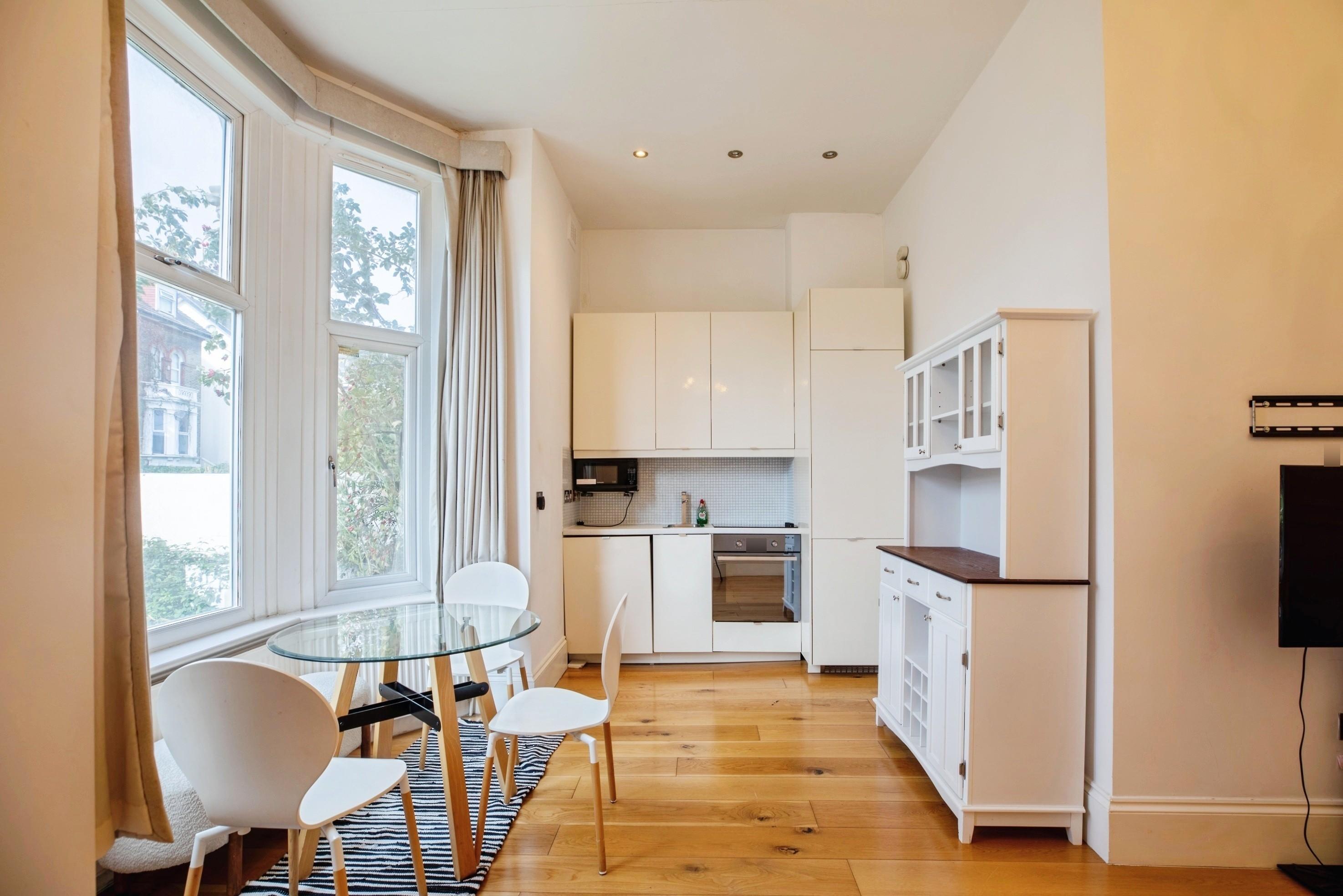 Flat Upper Grove in Greater London