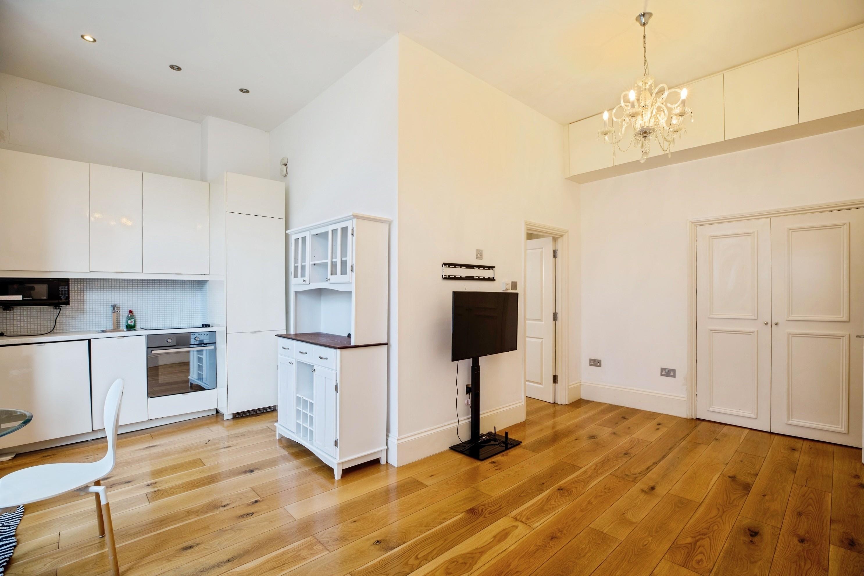 Flat Upper Grove in Greater London