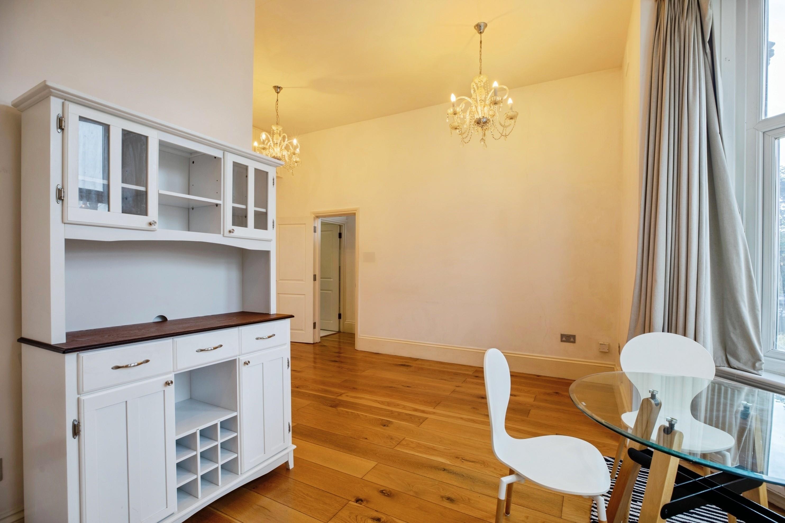 Flat Upper Grove in Greater London