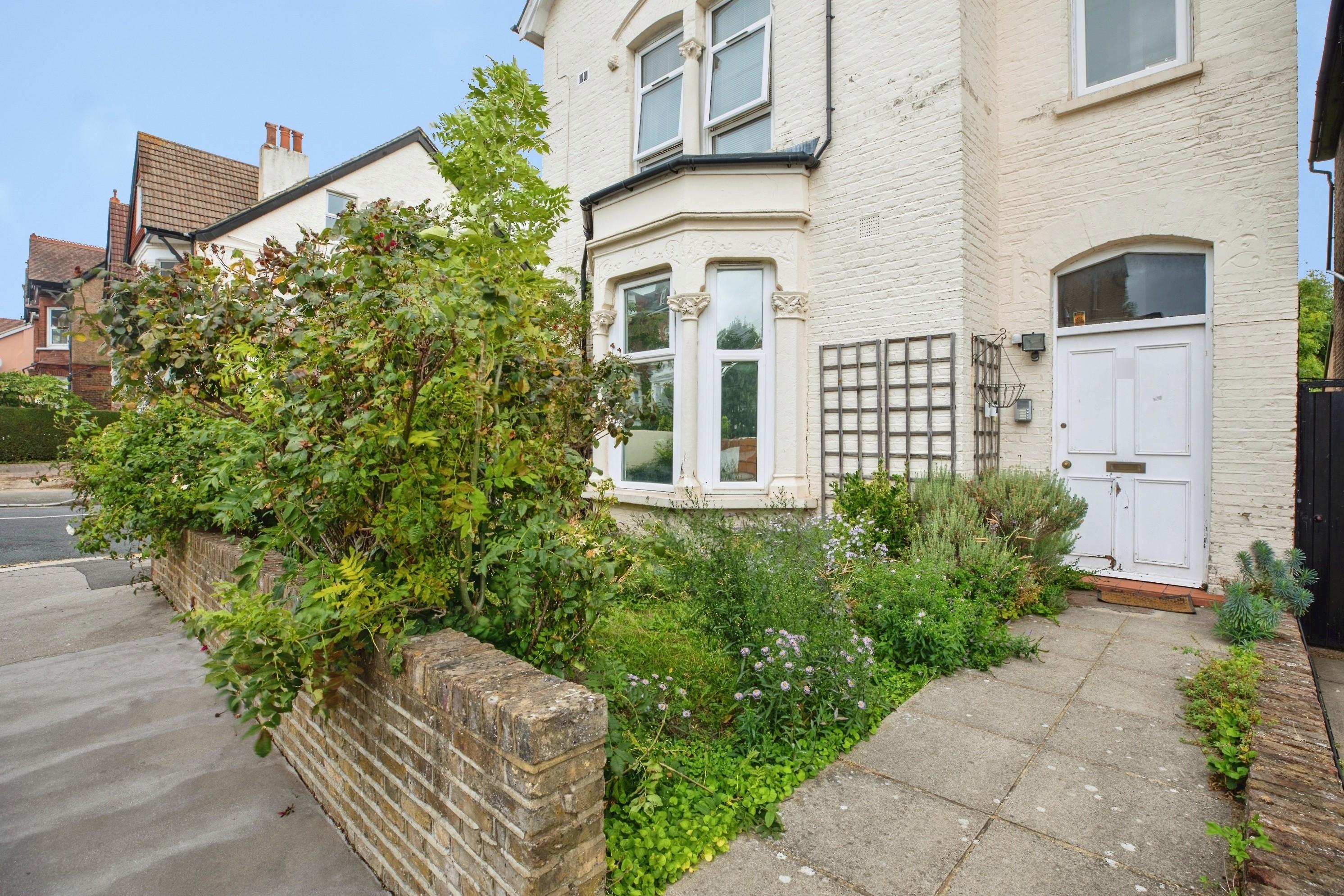 Flat Upper Grove in Greater London
