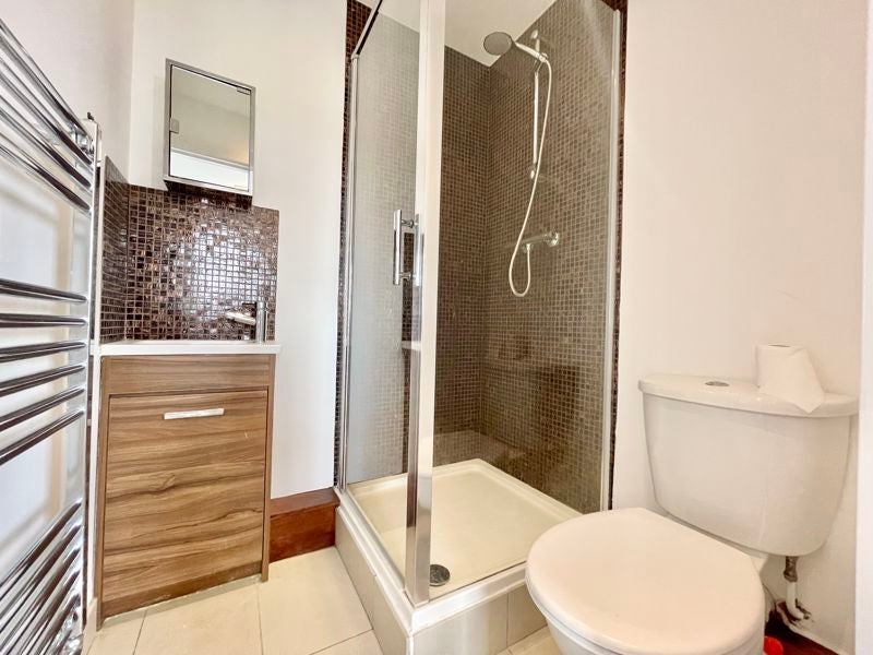 Flat Vallance Road in Greater London