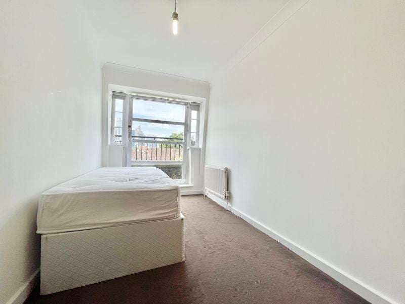 Flat Vallance Road in Greater London