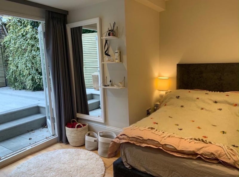 Room Fulham Road in Greater London