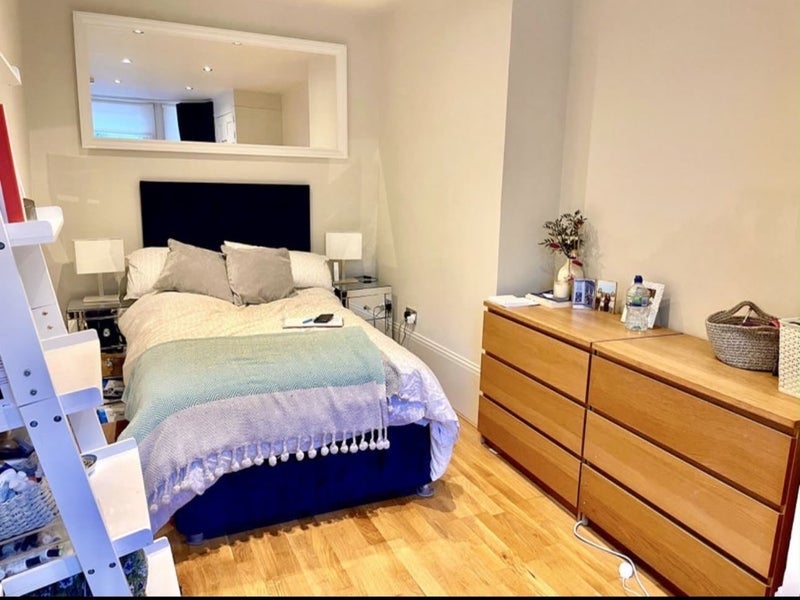 Room Fulham Road in Greater London