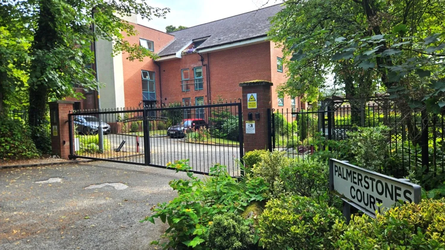 Flat Chatsworth Court in Bolton