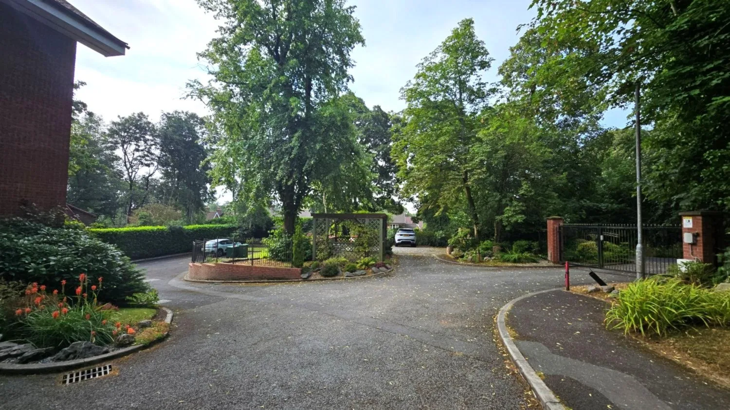 Flat Chatsworth Court in Bolton