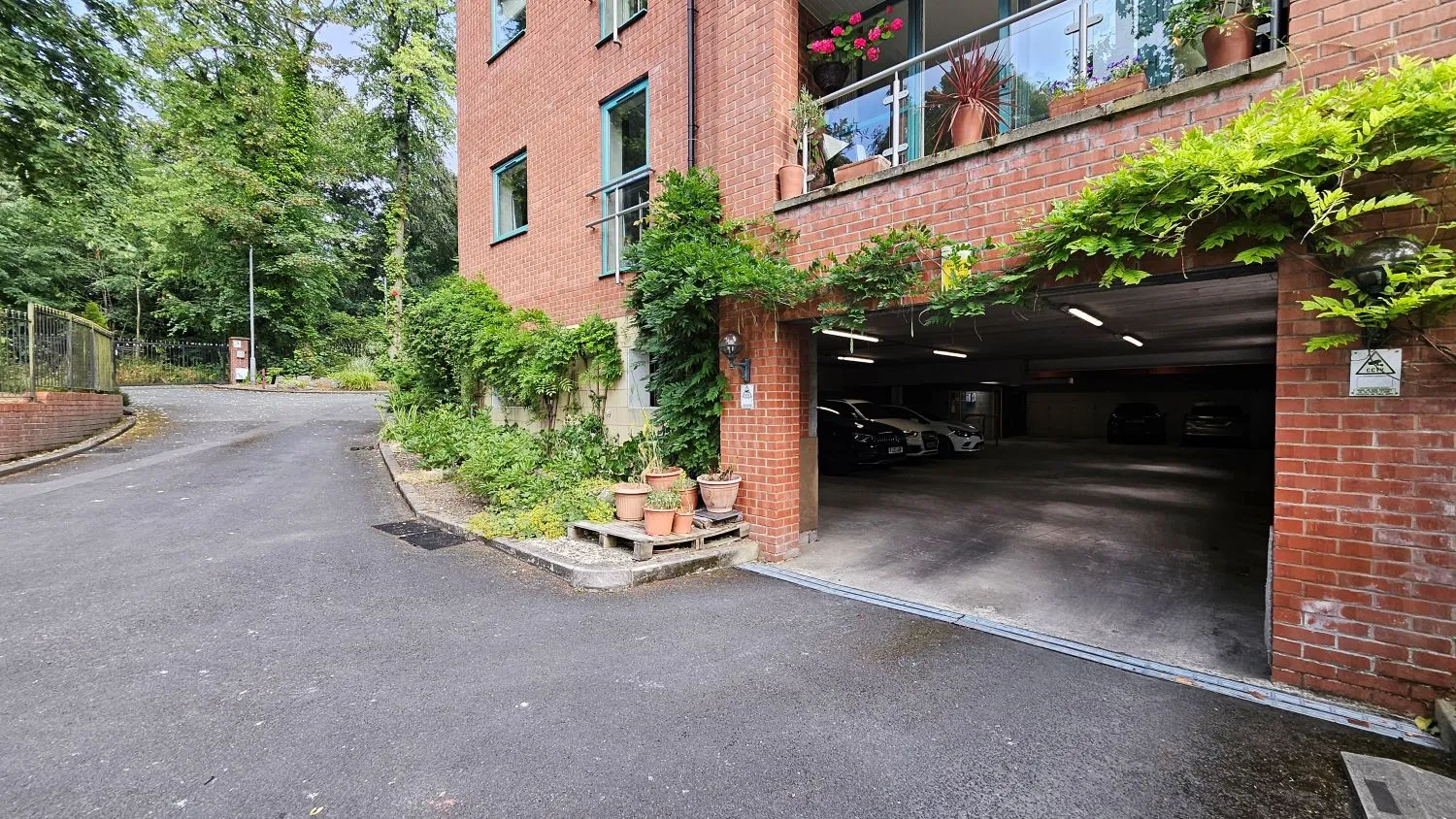 Flat Chatsworth Court in Bolton
