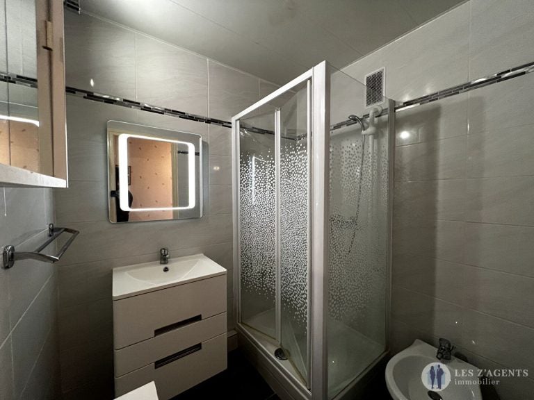Flat Rue Louis Jouvet in Saint-Martin-d'Hères