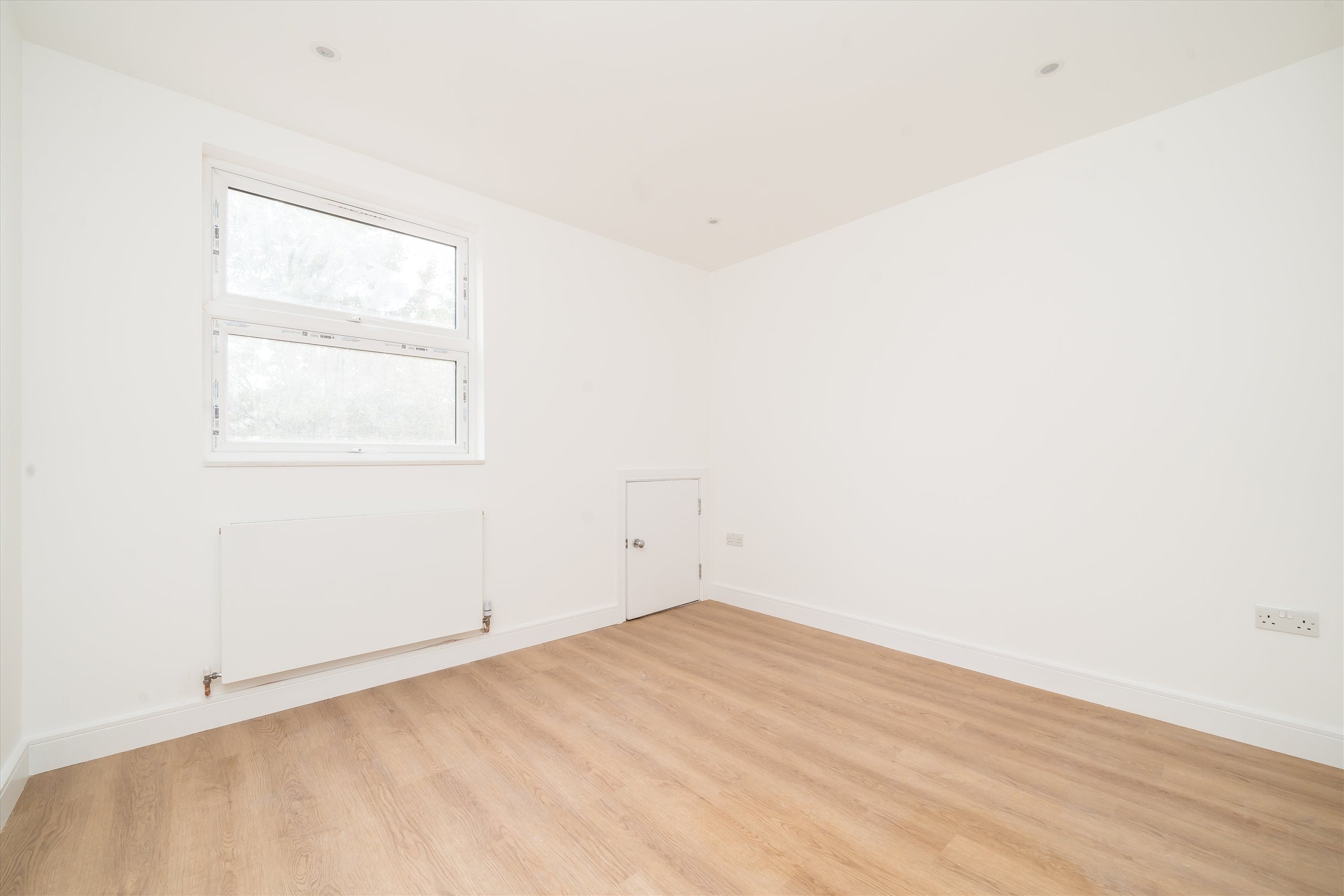 Flat Larch Road in Greater London