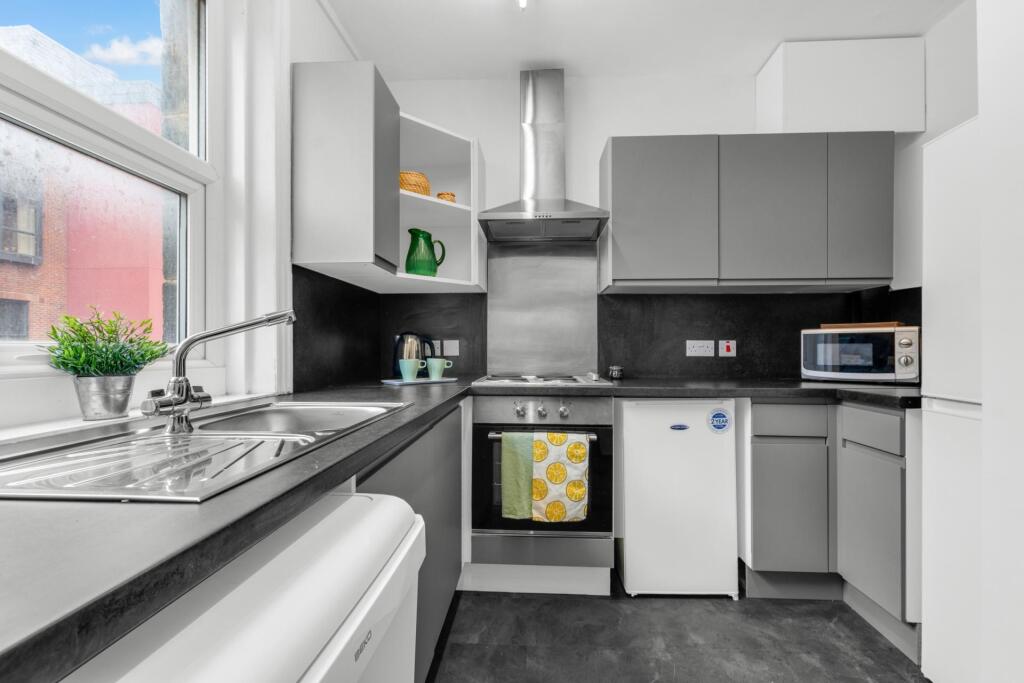 Flat Plaistow Lane in Greater London