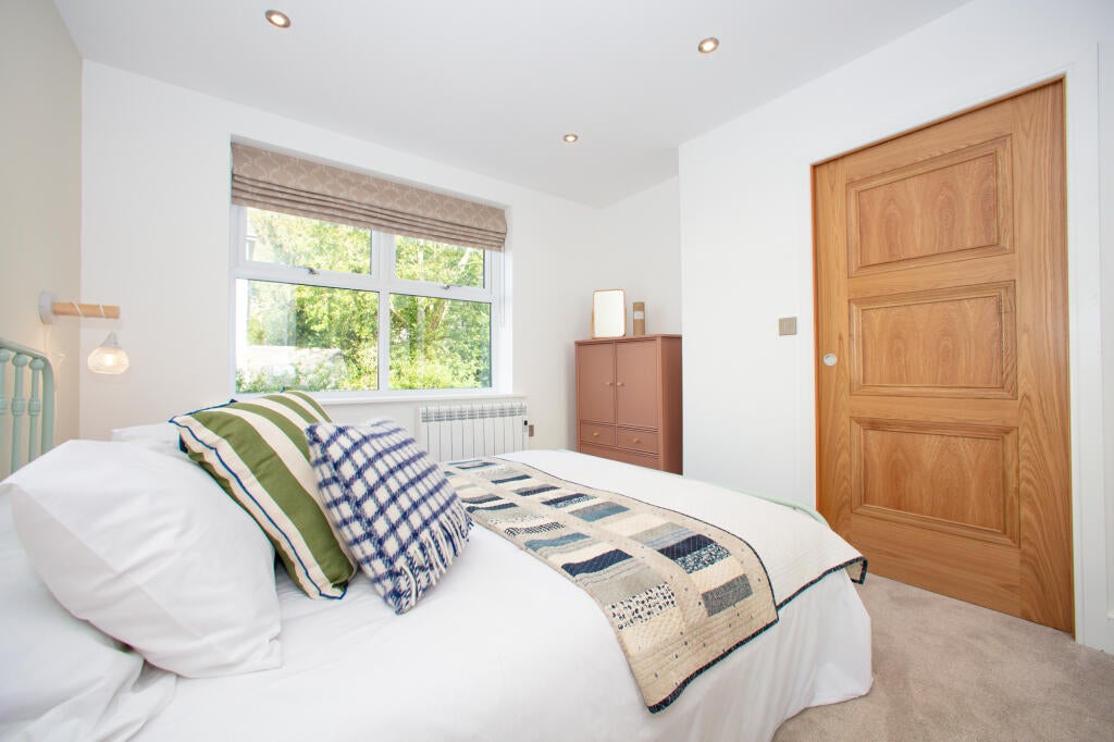 Flat Plaistow Lane in Greater London
