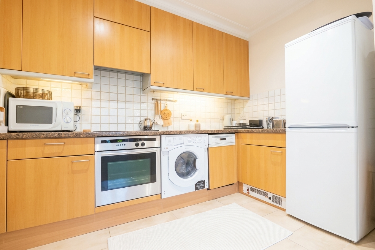Flat Kensington High Street in Greater London