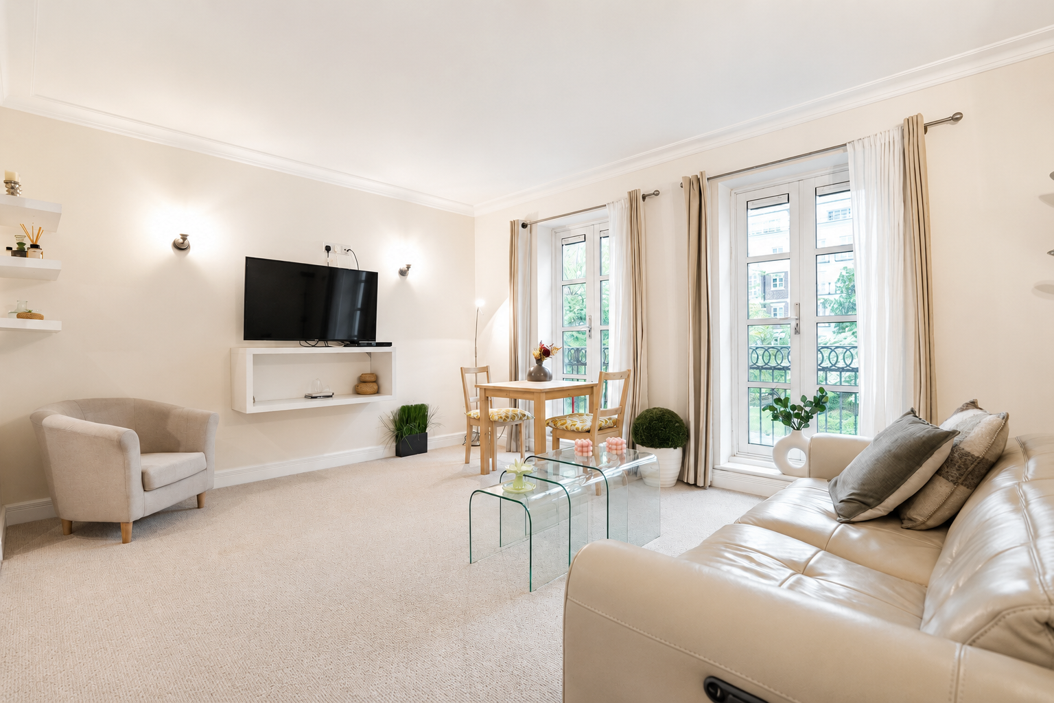Flat Kensington High Street in Greater London