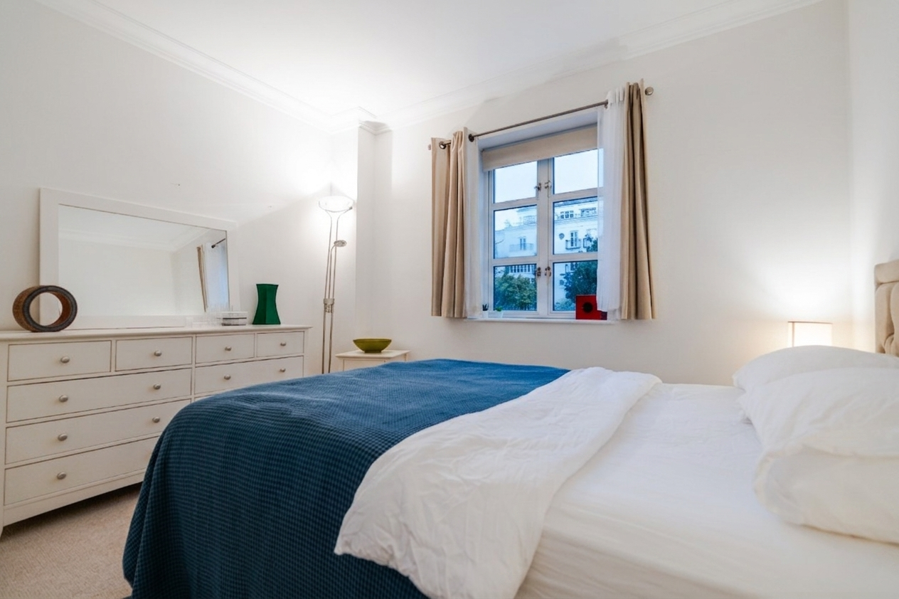 Flat Kensington High Street in Greater London