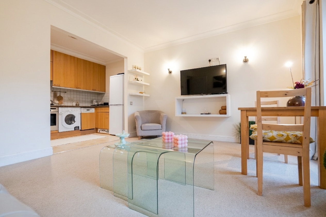 Flat Kensington High Street in Greater London