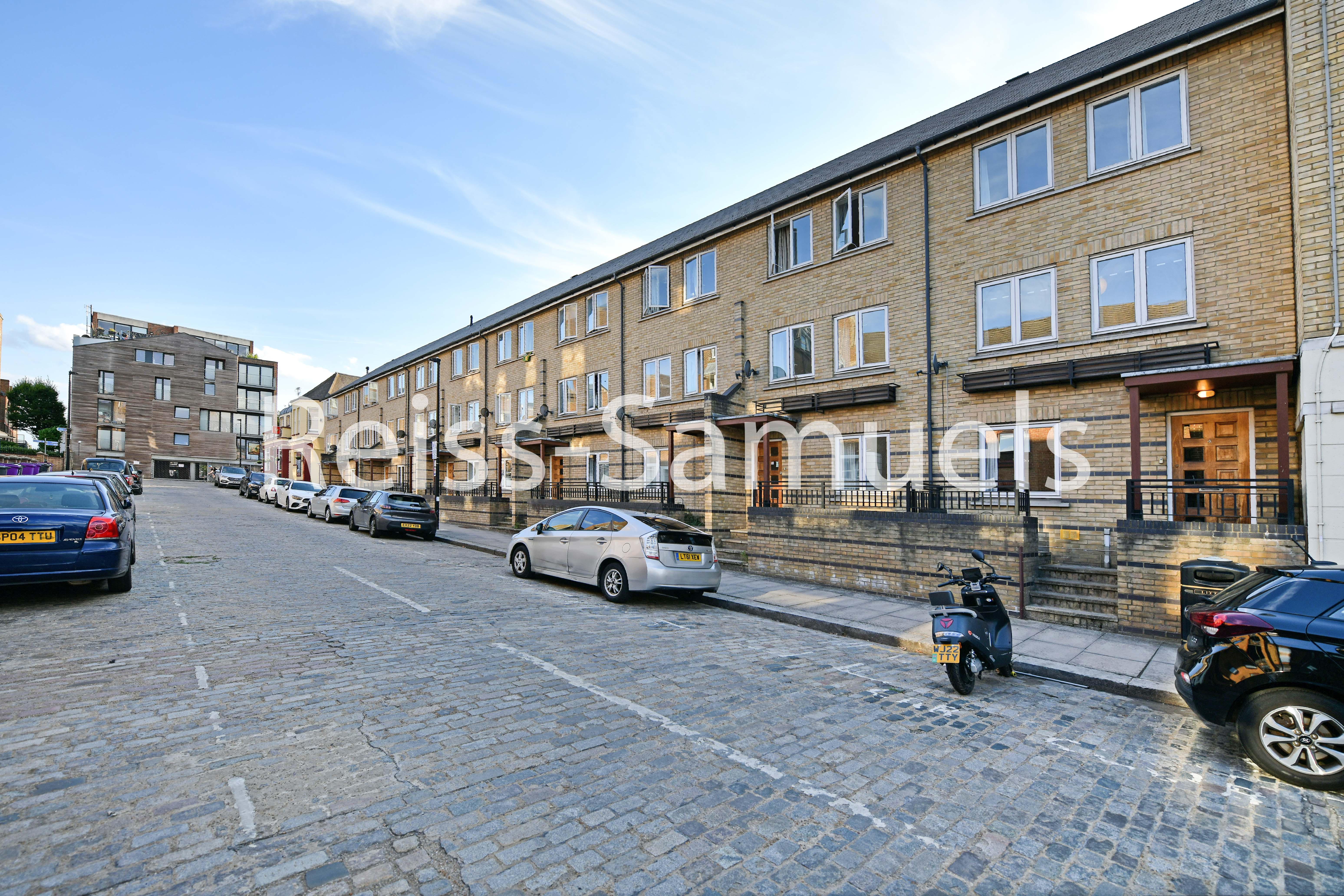 Flat Ferry Street in Greater London
