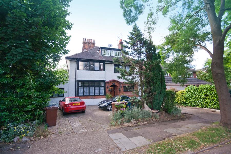 Flat Royston Grove in Greater London