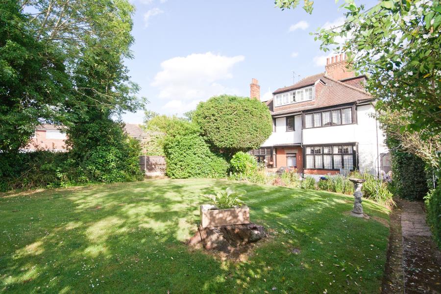 Flat Royston Grove in Greater London