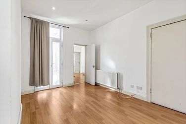 Flat Algernon Road in Greater London