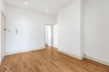 Flat Algernon Road in Greater London