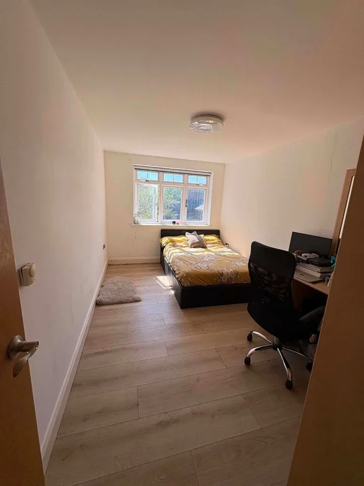 Flat Long Lane in Greater London