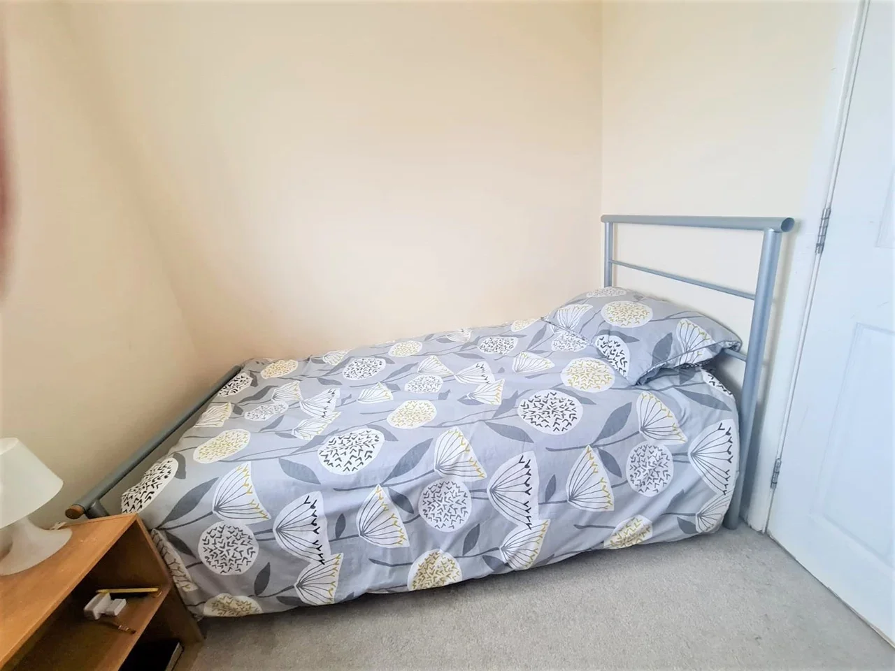 Room Fairfield Road in Greater London