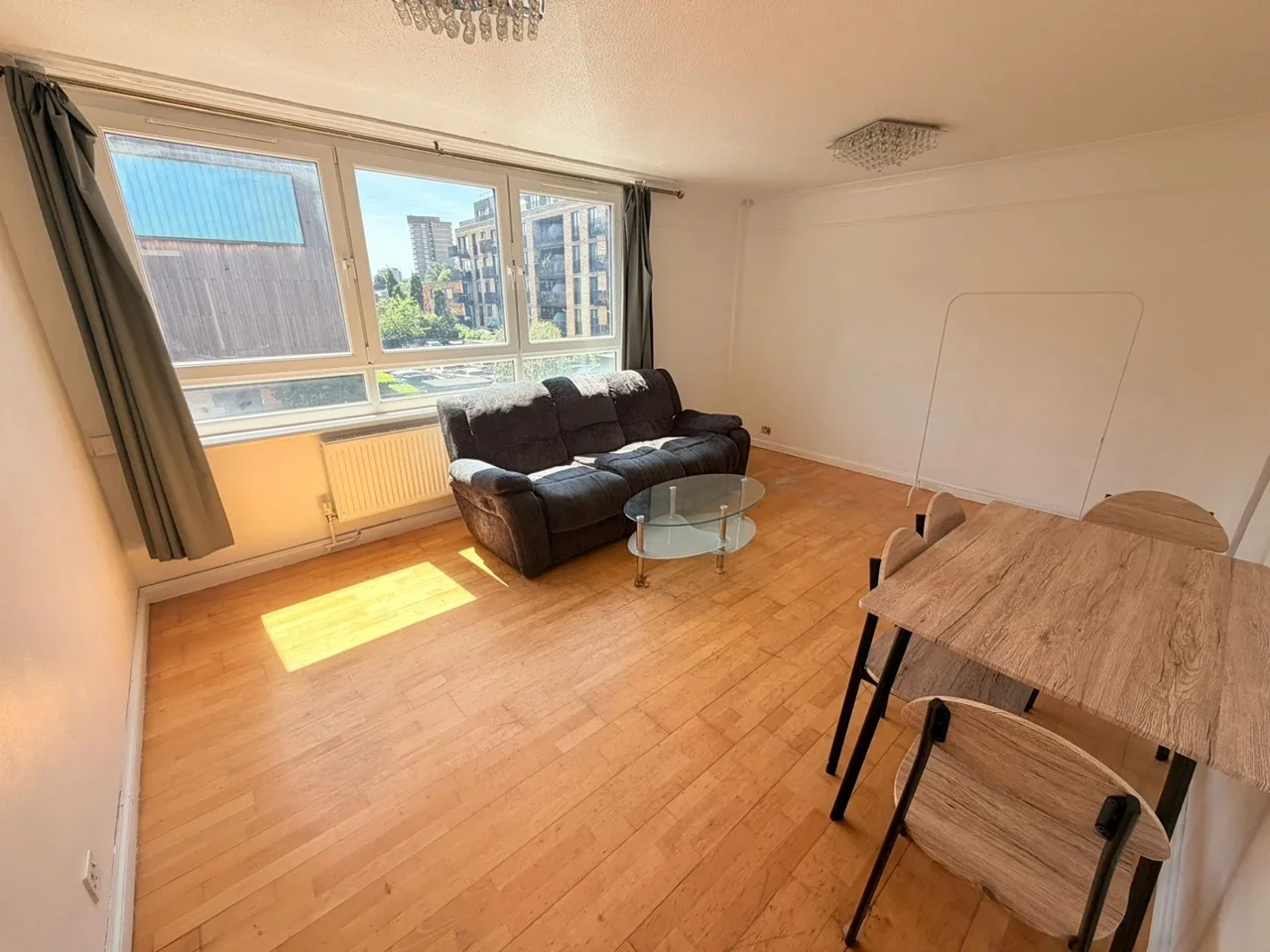 Flat Parkham Street in Greater London