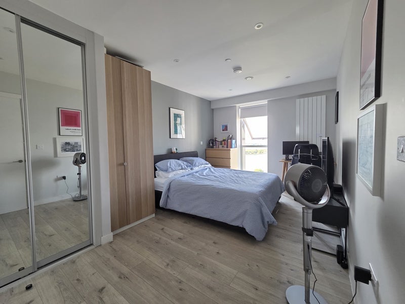 Room Wickford Way in Greater London