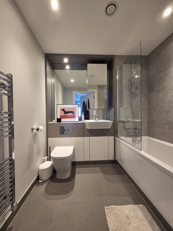 Room Wickford Way in Greater London