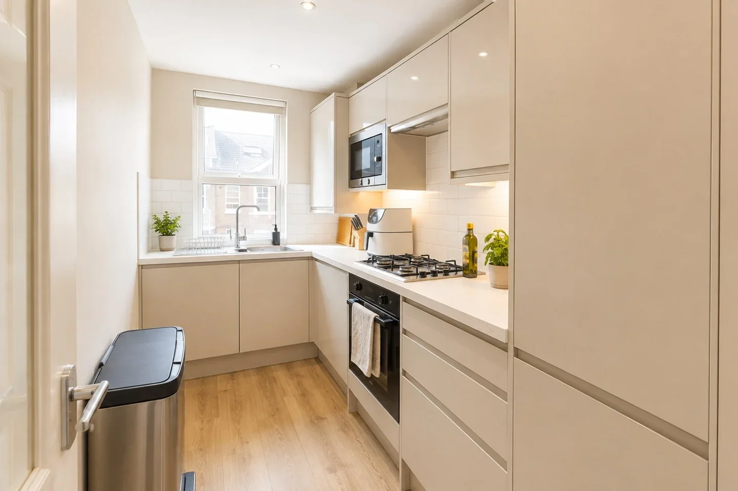 Flat Crewdson Road in Greater London