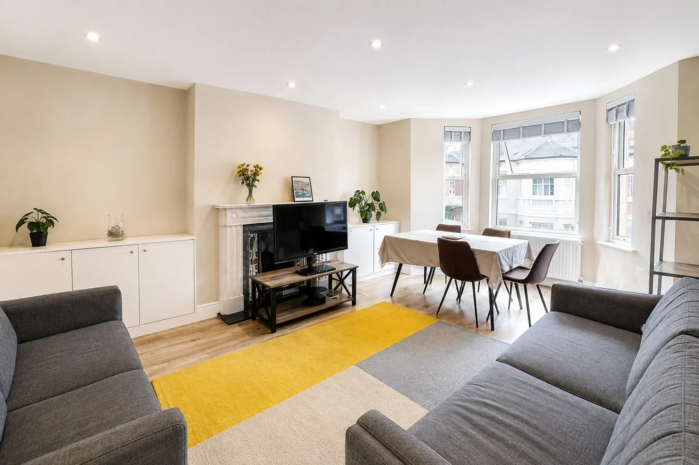 Flat Crewdson Road in Greater London