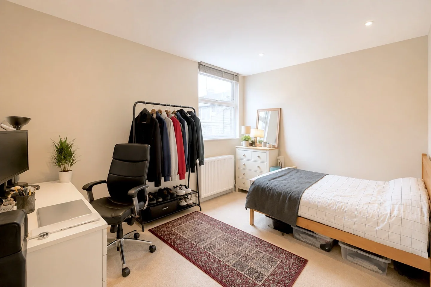 Flat Crewdson Road in Greater London