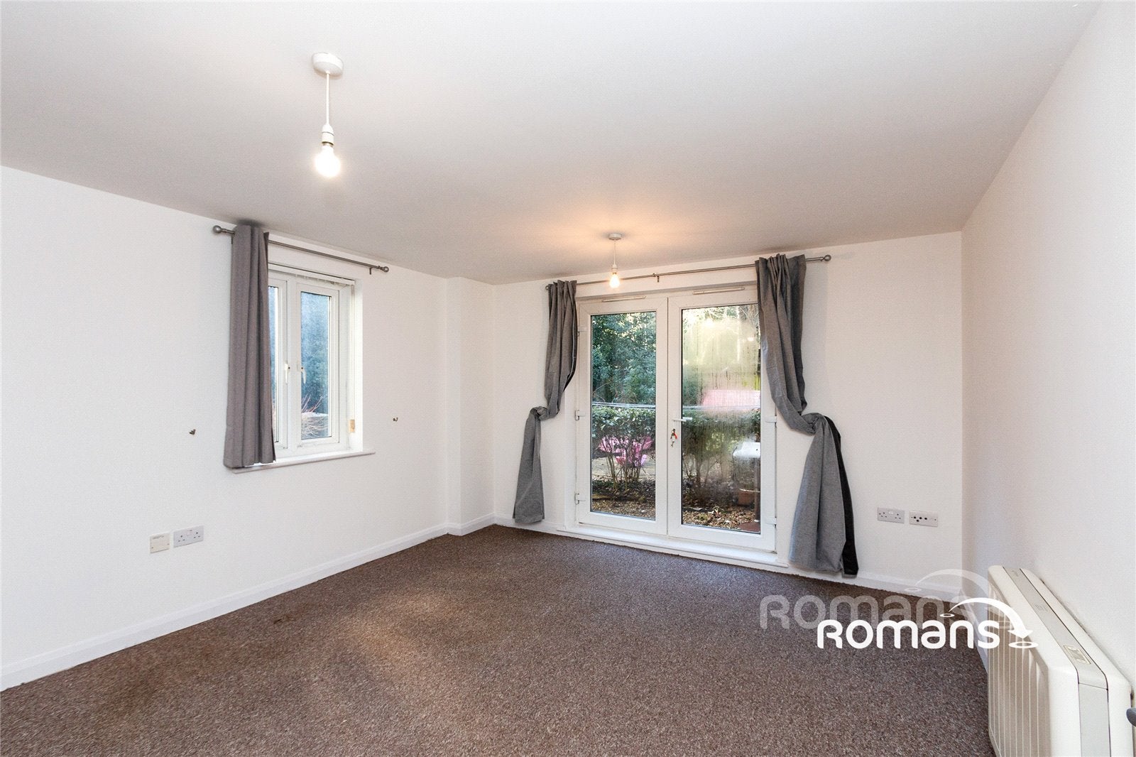 Flat Jubilee Hall Road in Farnborough