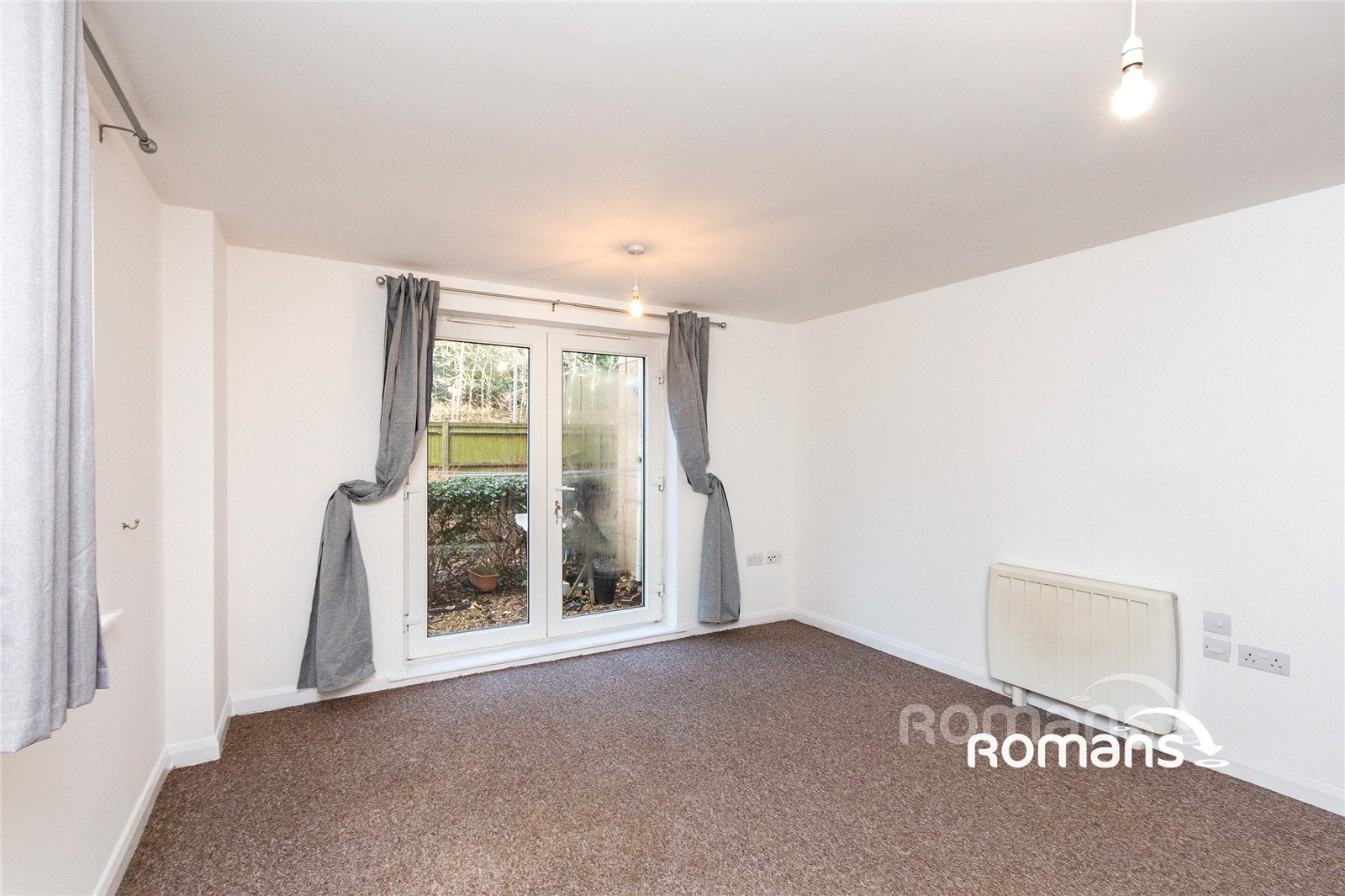 Flat Jubilee Hall Road in Farnborough