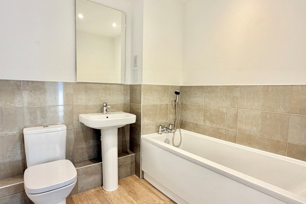 Flat Falkers Court in Waverley