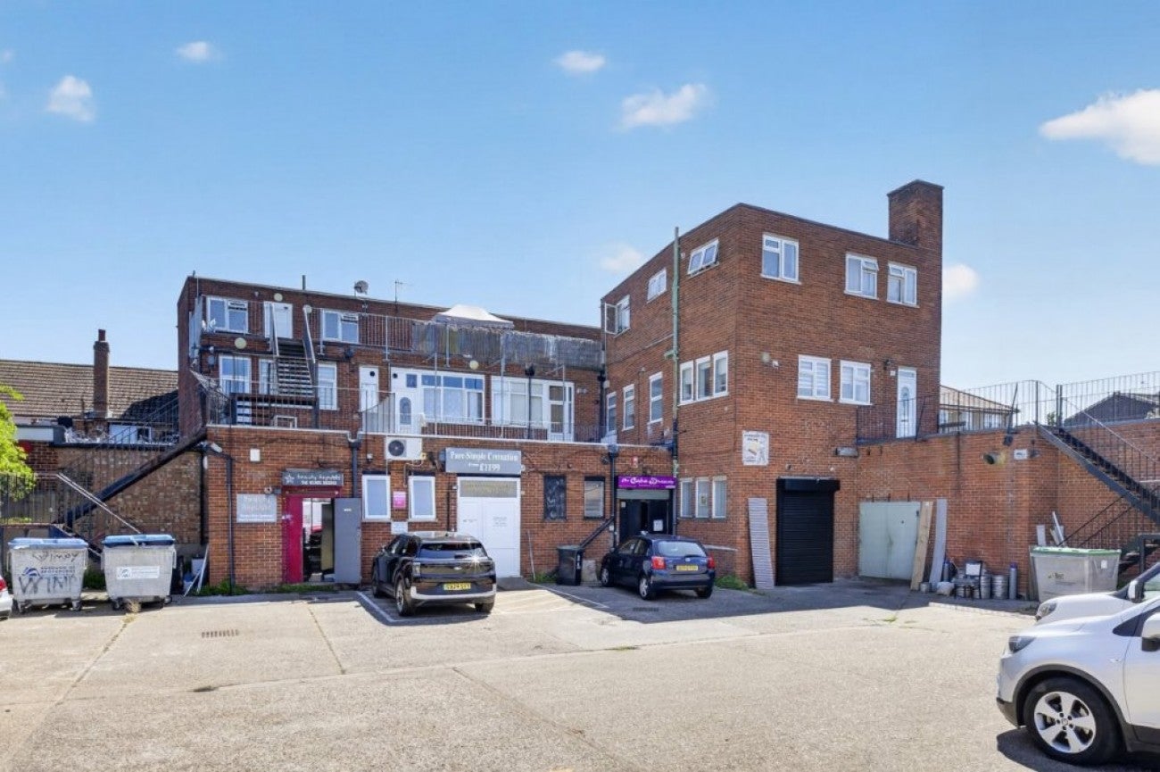 Flat Westbury in Cheshunt