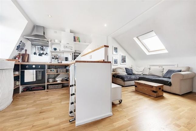 Flat Garratt Lane in Greater London