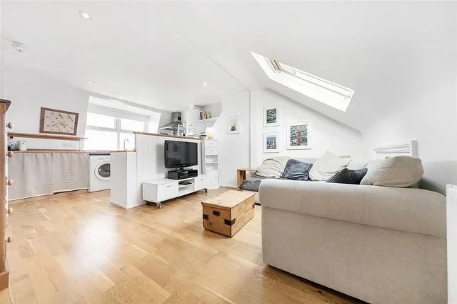 Flat Garratt Lane in Greater London