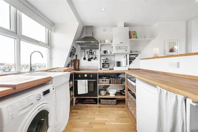 Flat Garratt Lane in Greater London