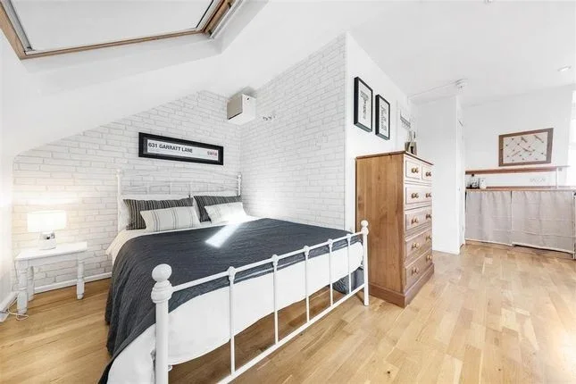 Flat Garratt Lane in Greater London