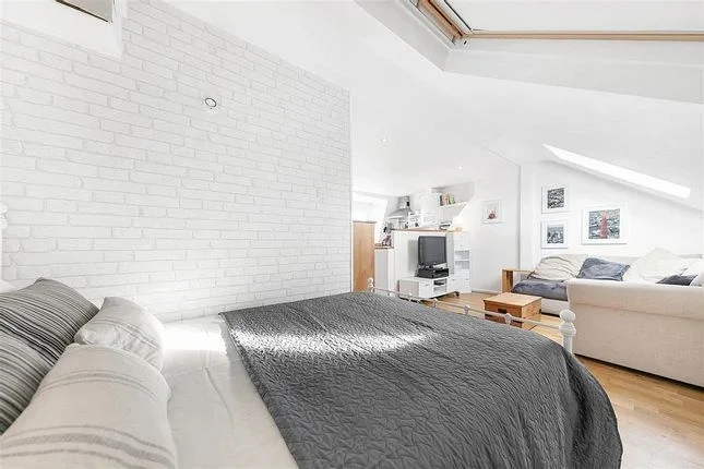 Flat Garratt Lane in Greater London