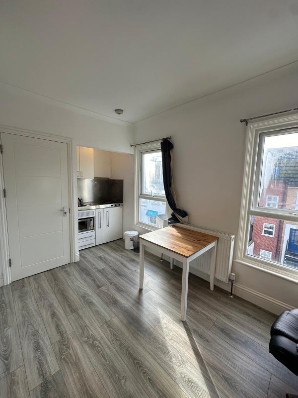 Room Goldsmith Road in Greater London
