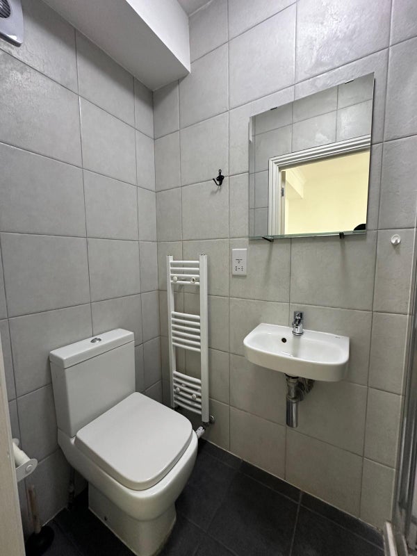 Room Goldsmith Road in Greater London