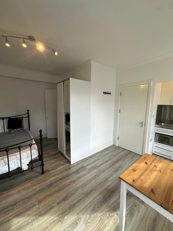 Room Goldsmith Road in Greater London
