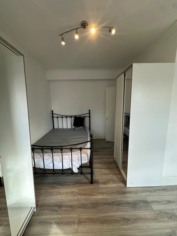 Room Goldsmith Road in Greater London