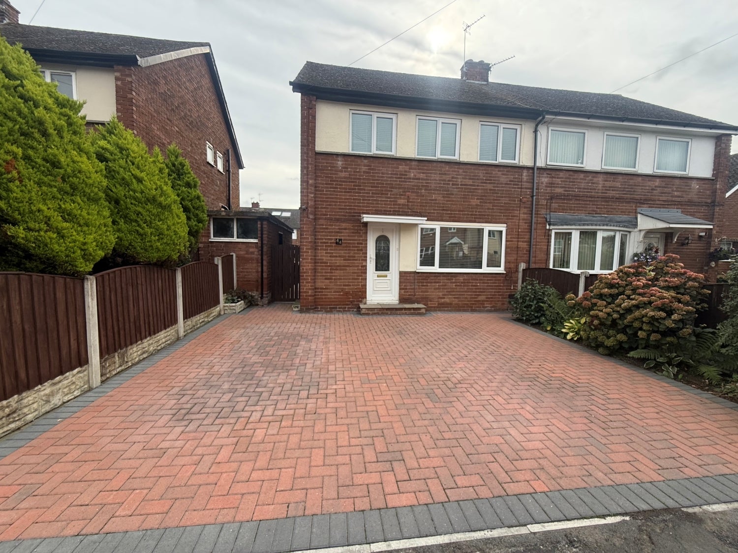 House Lyon Road in Wakefield