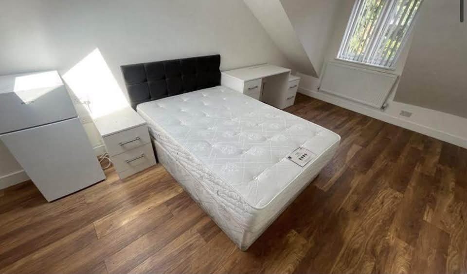 Room Doris Road in Greater London