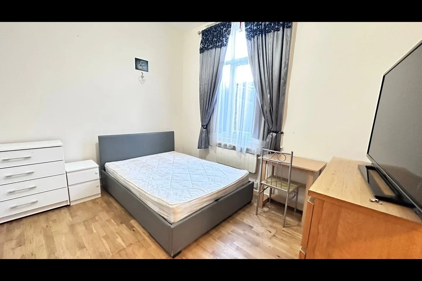 Flat Kenton Road in Greater London