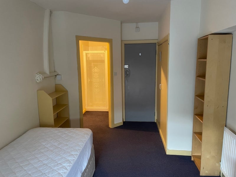 Room Hyde Grove in Manchester